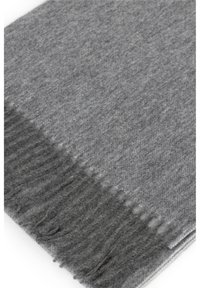Szary szal z wełny o miękkiej strukturze z frędzlami na krawędziach, charakteryzujący się gładkim wykończeniem i subtelnym, jednolitym kolorem na całej powierzchni.
