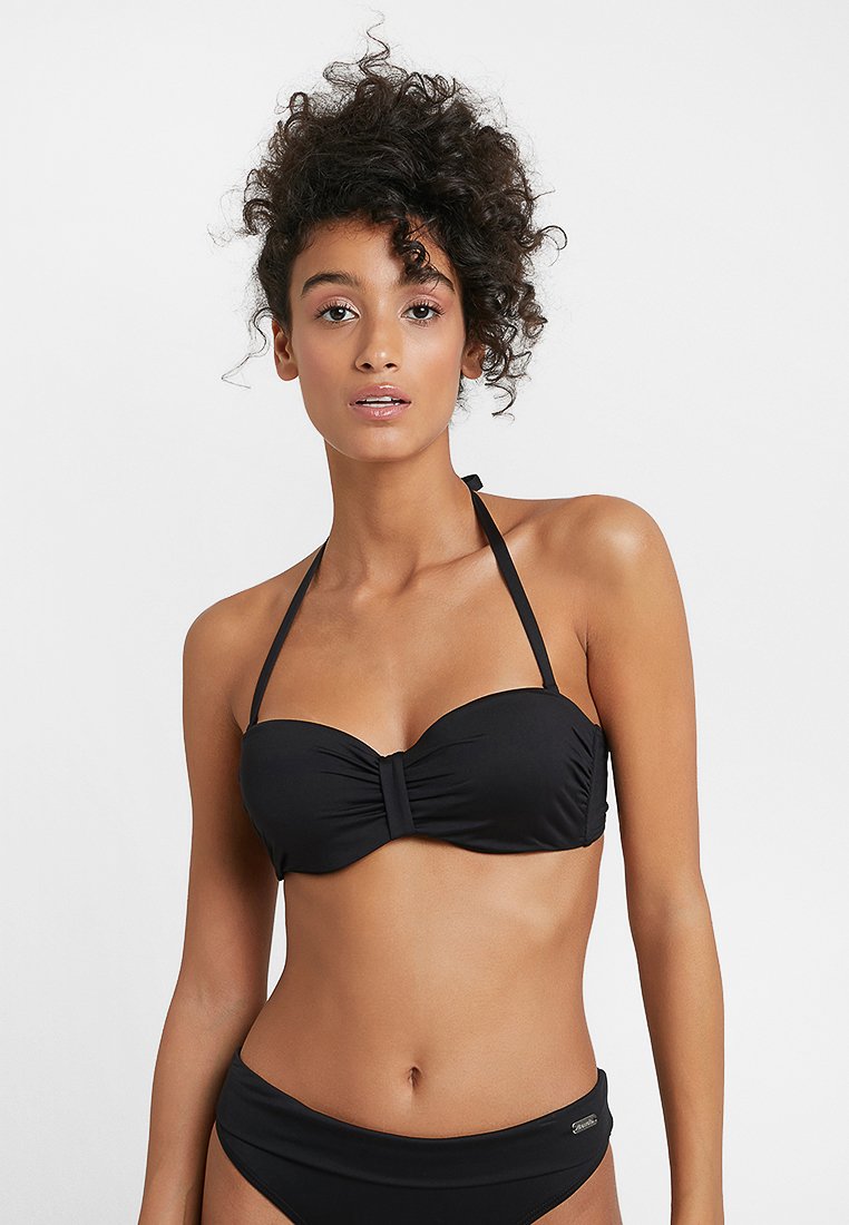 Czarny bikini z regulowanymi ramiączkami bez rękawów i marszczeniem z przodu. Gładki, elastyczny materiał; minimalistyczny design bez wzorów.