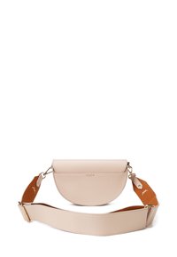Béžová kožená křížová taška ve tvaru půlměsíce s širokým béžovým a hnědým nastavitelním popruhem s malými bílými cik-cak vzory.