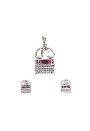 Srebrna zawieszka w kształcie torebki oraz pasujące kolczyki z różowymi i przezroczystymi kamieniami szlachetnymi ułożonymi w dwóch poziomych rzędach.