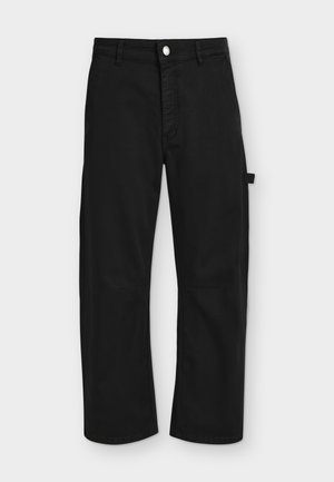 Sorte arbejdssbukser med lige ben, bæltestropper, forreste knap, lynlås og en brugsløkke på højre lår.