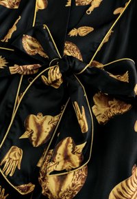 Čierny saténový župan s vzorom zlatých rúk a sŕdc, so zlatou lemovacou páskou a uvoľneným opaskom v páse.
