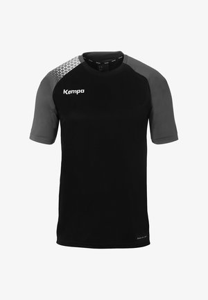 T-shirt sportivo nero con maniche corte, dettagli grigi e motivo geometrico sulla spalla. Realizzato in tessuto traspirante. Logo Kempa sul davanti.