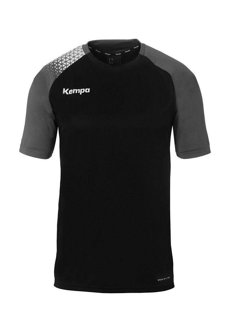 T-shirt sportivo nero con maniche corte, dettagli grigi e motivo geometrico sulla spalla. Realizzato in tessuto traspirante. Logo Kempa sul davanti.