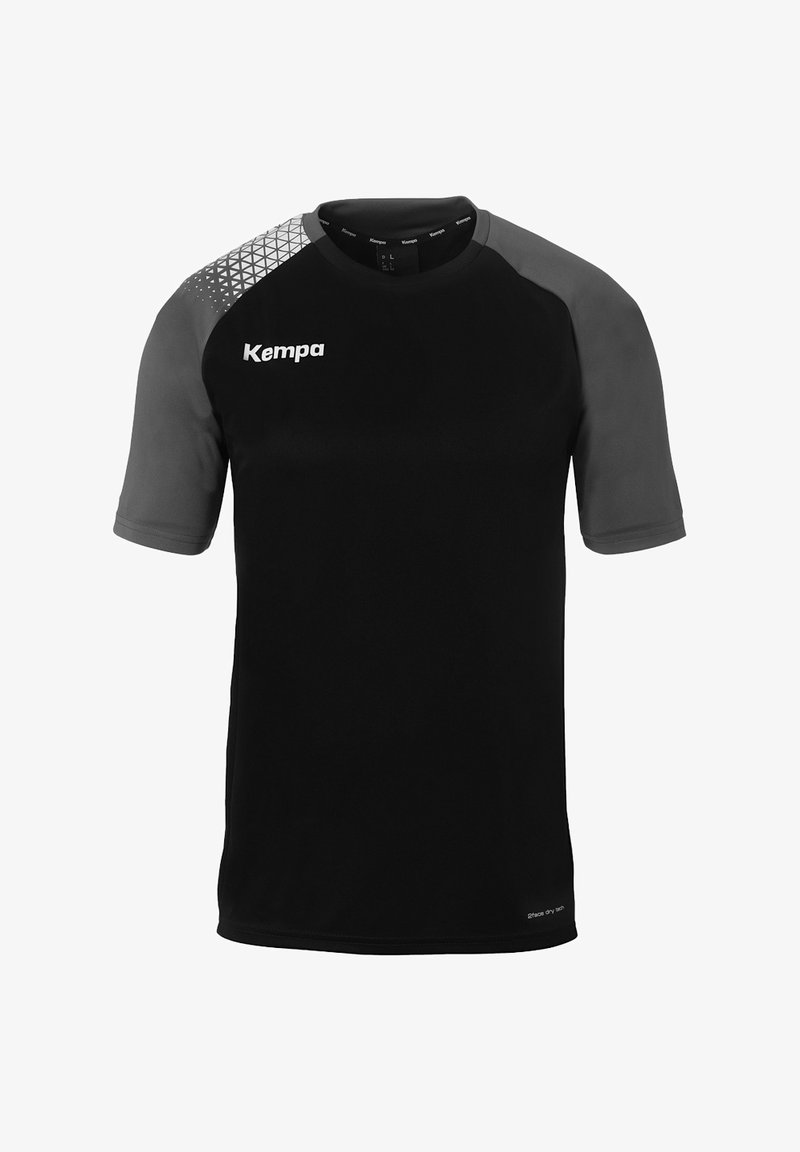 T-shirt sportivo nero con maniche corte, dettagli grigi e motivo geometrico sulla spalla. Realizzato in tessuto traspirante. Logo Kempa sul davanti.