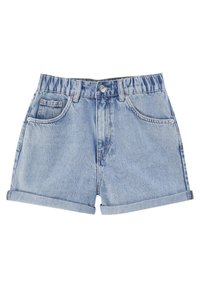Short en jean bleu clair avec ceinture élastique, bouton devant, ourlets roulés et poches avant sur fond blanc.