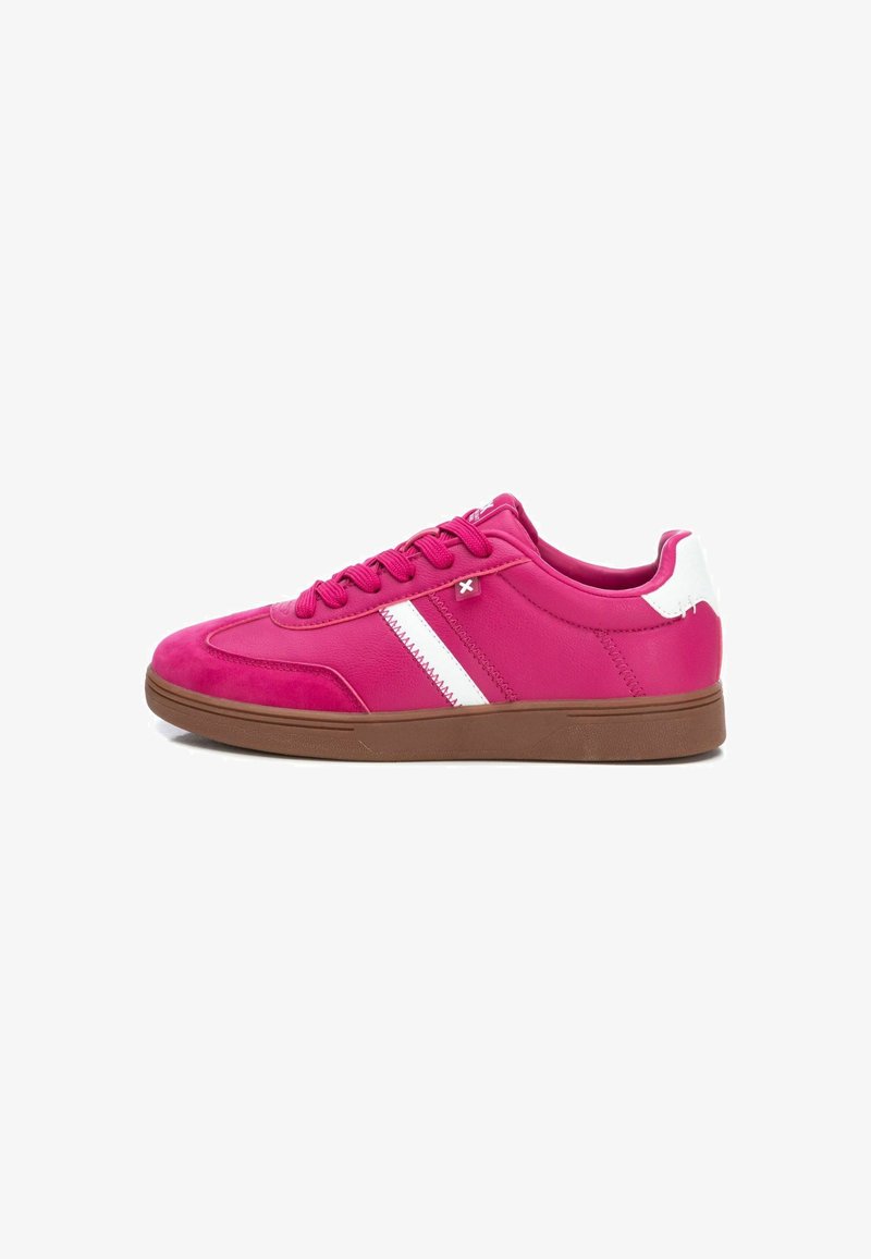 Sneaker rosa con una parte superiore in pelle liscia e suede, strisce bianche sui lati e suola in gomma marrone. Presenta lacci tondi e colletto imbottito.