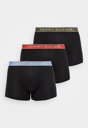 Drie zwarte Tommy Hilfiger boxershorts met contrasterende taillestrips in groen, rood en lichtblauw, weergegeven op een witte achtergrond.