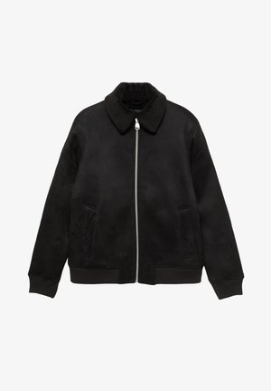 Fekete szarvasbőr bomberdzseki puha gallérral, cipzáras záródással, oldalzsebekkel, valamint bordázott mandzsettákkal és szegéllyel. Simakészenű felület, letisztult, minimalista dizájn.