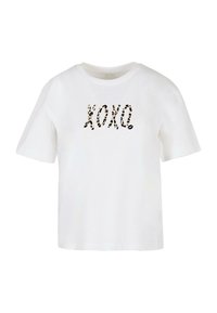 Hvid bomulds t-shirt med korte ærmer, prydet med "XOXO" tekst i leopardprint design. Rund halsudskæring, simpel lige pasform.