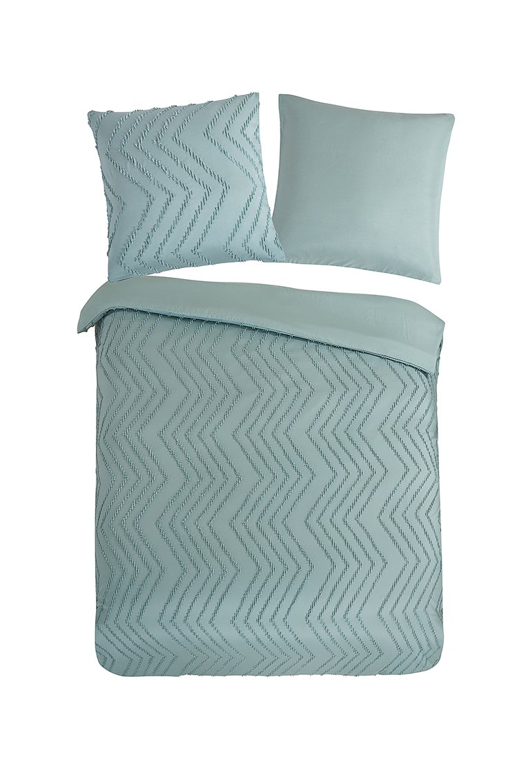 Ensemble de housse de couette en bleu clair, avec un motif en zigzag et des coutures texturées. Comprend deux oreillers bleus unis, le tout en tissu doux.