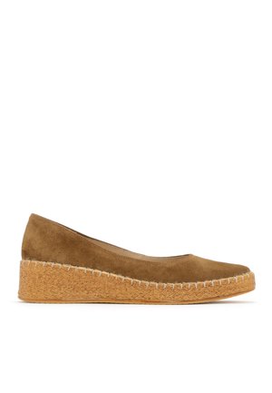 Chaussure compensée en daim marron avec texture tissée sur la semelle plateforme et coutures visibles le long du bord de la semelle, vue de côté.