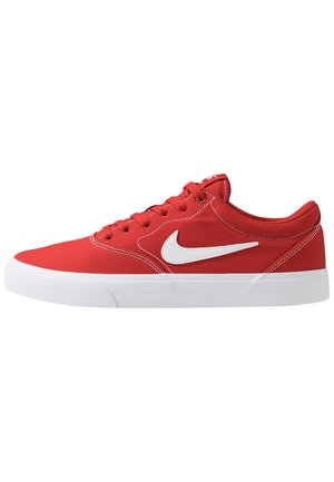 Scarpa da ginnastica Nike bassa rossa con logo Swoosh bianco, suola bianca e lacci rossi.