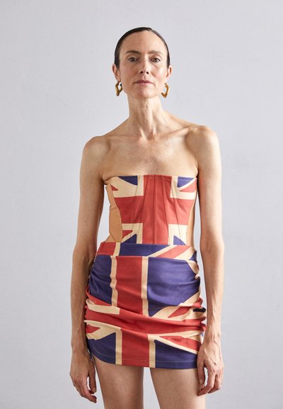 Olkaimeton mekko, jossa on Union Jack -kuosi punaisena, sinisenä ja beigenä, rypytettyjä yksityiskohtia ja tiukka siluetti.