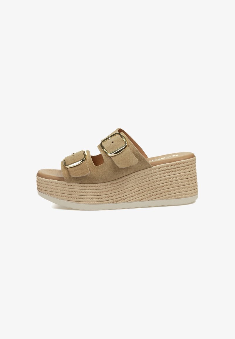 Sandalias de plataforma beige con dos tiras abrochadas y una suela trenzada. El diseño presenta un aspecto casual y elegante, adecuado para el clima cálido.