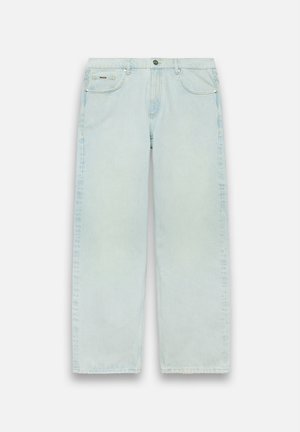 Lyseblå denim jeans med en afslappet, bred pasform. Funktioner inkluderer to forlommer, en knaplukning og minimal detaljer.