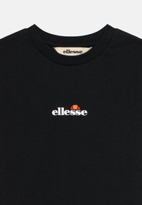 Svart bomull t-skjorte med runde hals, med en liten hvit "ellesse"-logo og en fargerik grafikk over den. Enkel og klassisk design.