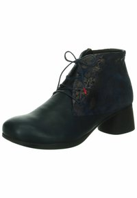 Stivale alla caviglia realizzato in pelle blu scuro con un motivo floreale decorativo sulla parte superiore. Presenta una punta tonda e un tacco basso a blocco.