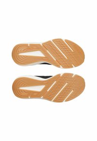 Chaussures de sport avec une tige noire, semelle en caoutchouc texturée et semelle extérieure orange. Présente des motifs striés pour l'adhérence et le soutien.