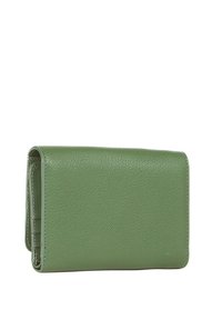 Portafoglio in pelle verde testurizzata piegato e chiuso, con bordi cuciti e forma rettangolare compatta.