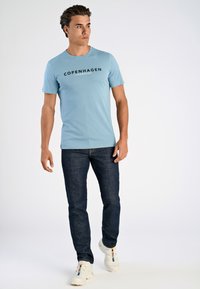 Lindbergh Printtipaita - lt iron blue