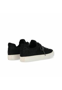 Sneaker nere con tomaia testurizzata, design in rete e dettagli in suede. Presentano lacci grigi e una suola in gomma bianca con logo in rilievo.