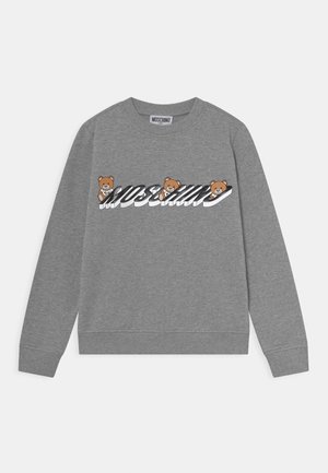 Grå langærmet sweatshirt med ribstrikkede manchetter og kant, med "MOSCHINO" tekst og tre bamser integreret over bogstaverne.
