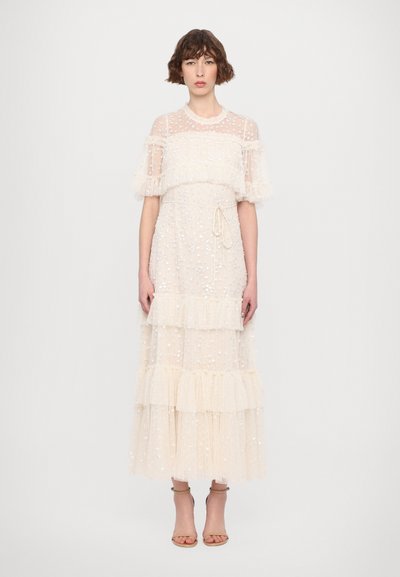 Elfenbeinfarbenes langes Kleid mit durchsichtigen, schichtweisen Rüschen an den Ärmeln und dem Saum, verziert mit floralen Applikationen und einem Kordelzug in der Taille. Glatte Textur.
