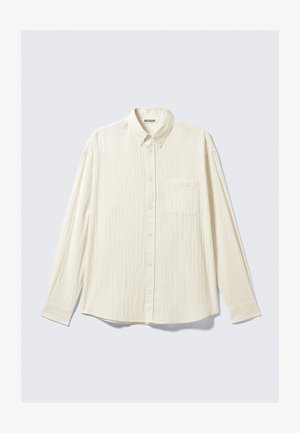 Witte textuurshirt met lange mouwen, een button-down kraag en een enkele borstzak. Merklabel "WEEKDAY" zichtbaar binnen de kraag.