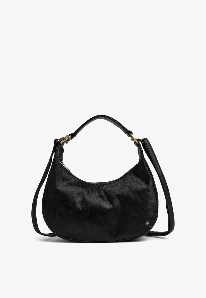 Crna kožna torba preko ramena s mekanim, teksturiranim završetkom, podstavom na patentni zatvarač, zakrivljenim oblikom i odvojivim remenom s detaljima od mesinga.