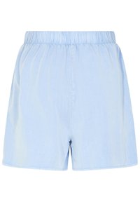 Shorts bleu clair en tissu doux avec une taille élastique. Design simple, sans motifs visibles ni accents métalliques.