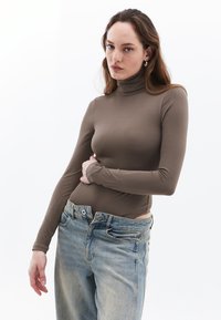 Unausgewählt, brown