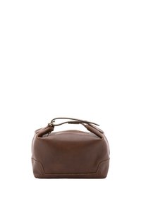 Bruine leren tas met een ronde vorm, voorzien van een enkele handgreep aan de bovenkant en contrasterende stiksels langs de randen. Soepele textuur, minimalistisch ontwerp.