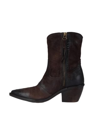 Stivale alla caviglia in suede marrone con punta affusolata, gambale alto, zip laterale e tacco a blocco. Presenta dettagli di cuciture sottili.