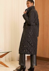 Love & Roses REGULAR FIT - SHOWER RESISTANT QUILTED FUNNEL NECK  - Zimný kabát - black