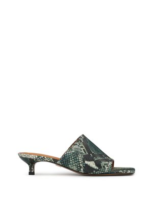 Pantofle typu mule s špičatou špičkou, zdobené zeleno-černým hadím vzorem, s nízkým kitten podpatkem a hladkou koženou texturou.
