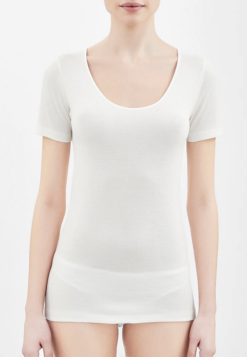 Top bianco a maniche corte con scollatura a barca, realizzato in un materiale leggero, con superficie liscia e design aderente.