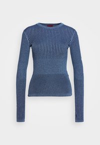Niebieski sweter z prążkowanej dzianiny, z długimi rękawami, okrągłym dekoltem i różnorodnymi fakturami na poszczególnych częściach ciała.