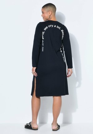 - Sukienka z dżerseju