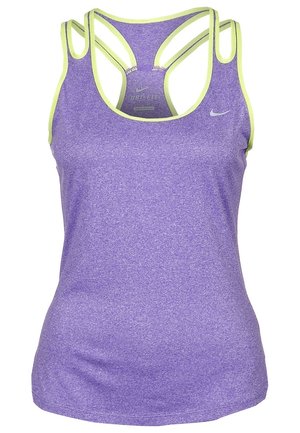 Débardeur Nike Dri-FIT violet avec dos nageur, bordure vert clair et petit logo Nike Swoosh blanc sur la poitrine.