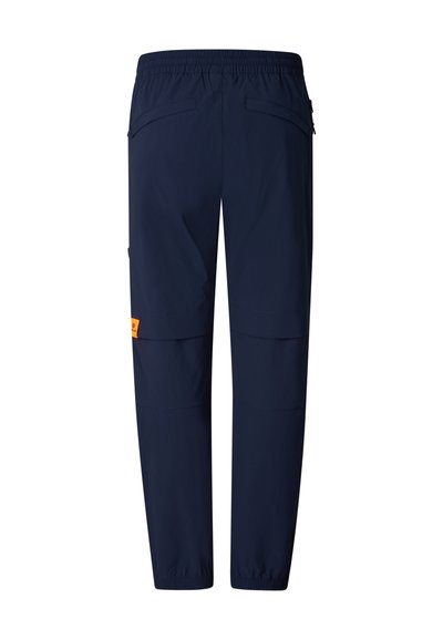 Granatowe spodnie outdoorowe z elastycznym pasem i ściągaczami przy nogawkach, tylnymi kieszeniami z szwem oraz pomarańczową naszywką z logo na lewej nogawce.