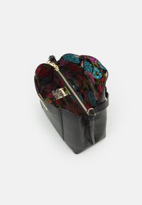 Borsa in pelle nera con zip dorata e fodera in tessuto a motivo floreale dai colori vivaci. La borsa ha una forma strutturata e una texture liscia.