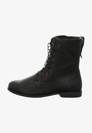 Schwarze Knöchelstiefel aus strukturiertem Leder. Verfügt über traditionelle Schnürung, eine glatte Zehenpartie und einen niedrigen Absatz. Rote Akzente an den Schnüren setzen Details.