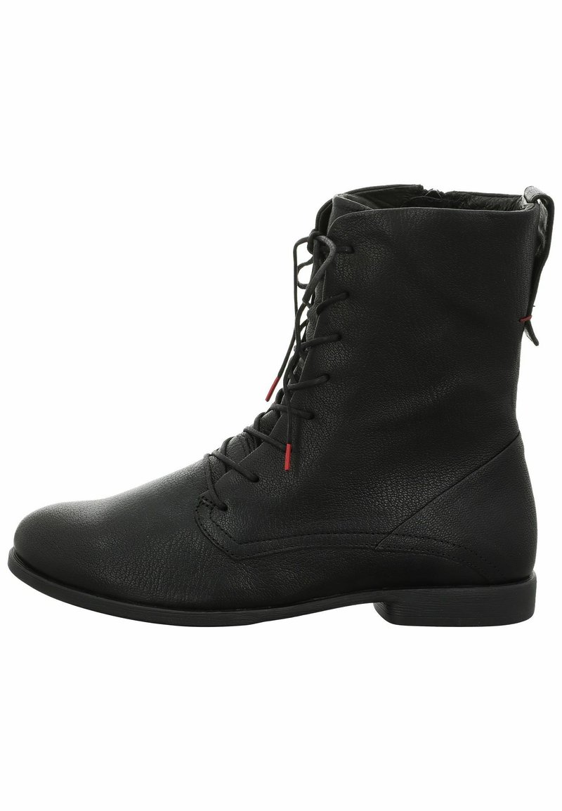 Bottines noires en cuir texturé. Elles présentent un laçage traditionnel, une pointe lisse et un petit talon. Des accents rouges sur les lacets ajoutent une touche de détail.