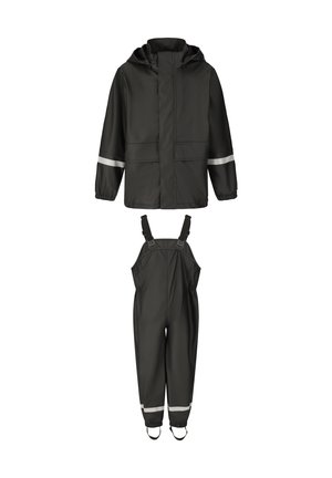 Zwarte waterdichte jas met capuchon en reflecterende banden op de mouwen, gecombineerd met zwarte waterdichte tuinbroek met reflecterende banden en verstelbare riemen.
