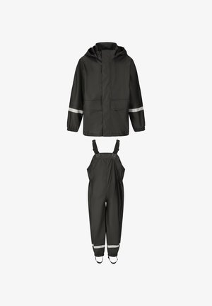 Zwarte waterdichte jas met capuchon en reflecterende banden op de mouwen, gecombineerd met zwarte waterdichte tuinbroek met reflecterende banden en verstelbare riemen.
