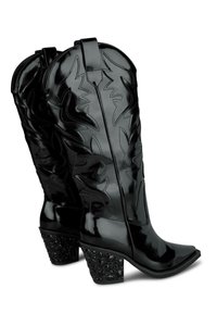 Czarne lakierowane kowbojskie buty z wydłużonym czubkiem, z wytłoczonymi czarnymi wzorami oraz teksturowanymi blokami obcasów zdobionymi kwiatowymi akcentami.