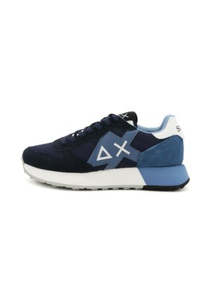 Marineblaues und hellblaues Sneaker mit weißer Sohle, Schnürdesign und geometrischem weißen Logo an der Seite.