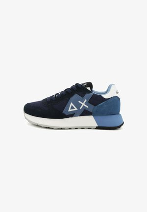 Marineblaues und hellblaues Sneaker mit weißer Sohle, Schnürdesign und geometrischem weißen Logo an der Seite.