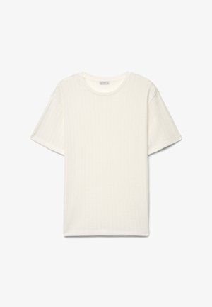 Weißes kurzärmeliges Strick-T-Shirt mit dezentem strukturiertem Muster und rundem Ausschnitt, flach auf weißem Hintergrund ausgelegt.